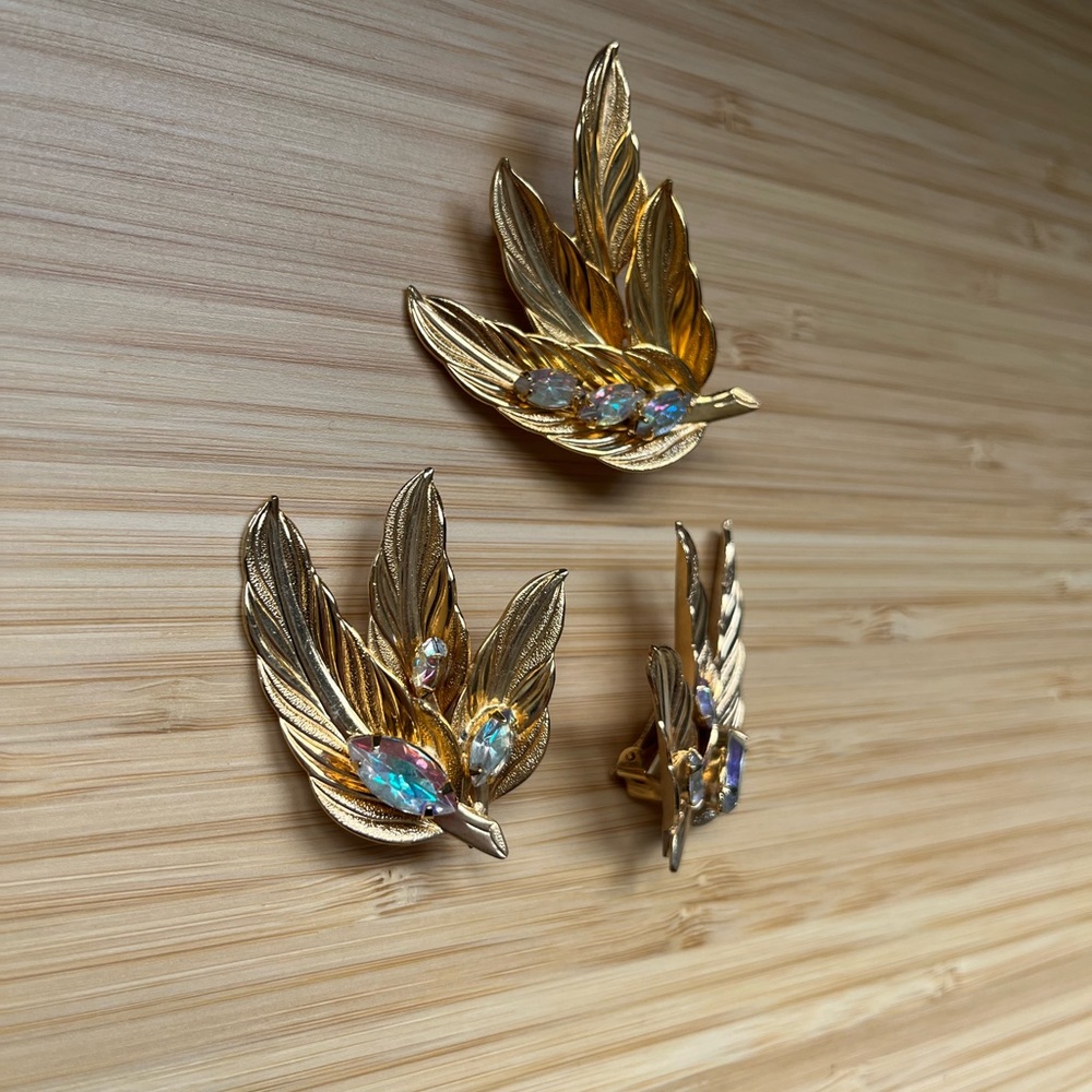 Vintage Elegant Gold Leaf Brooch Set with Opalescent Accents